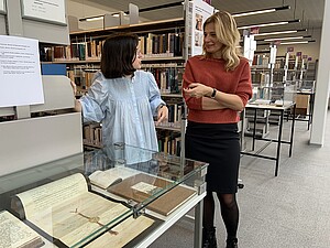 Riva Evstifeeva, enseignante russe au Département d'études slaves, et Maria Baliassova Rentz, bibliothécaire. © MR