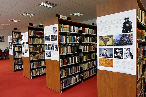 L'exposition a pris place dans la Bibliothèque de langues. © Alexandre Tatay