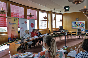 Pia Imbs (présidente de l'Eurométropole de Strasbourg), Frédérique Berrod (présidente de l'Université de Strasbourg) et Sophie Roussel (directrice du Crous), lors de la conférence de presse commune du 3 septembre. © Catherine Schröder / Unistra
