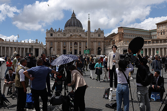 Des journalistes se rassemblent près de la basilique Saint-Pierre, le premier jour du conclave visant à élire le prochain pape, au Vatican, à Rome, en Italie, jeudi 7 mai 2025. Reuters/Amanda Perobelli