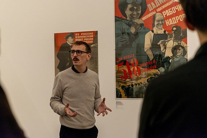 Max Bonhomme est co-commissaire de l'exposition « Couper, coller, imprimer, le photomontage politique au 20e siècle ». ©Laure Ohnona - La Contemporaine