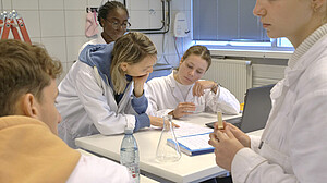 Travail en groupe des étudiants du département Génie biologique. © IUT Louis-Pasteur