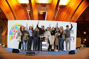 Jean-Christophe Meyer et sa collègue de Mannheim, Caroline Mary, en compagnie de leurs étudiants, au Forum mondial de la démocratie, organisé en novembre 2024 au Conseil de l'Europe. © DR