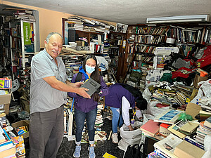 José Alberto Gutierrez chez lui, au milieu des livres qu’il distribue aux écoles et communautés de Colombie. © DR