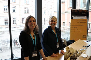 Caroline Jaclot (à droite) et sa collègue Marion Oswald (coordinatrice congrès). © Cellule congrès-formation