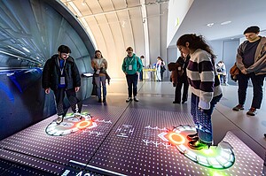 La visite commence par le Portail des sciences, nouveau centre de médiation scientifique et artistique du CERN. ©N. Busser