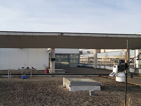 Un préleveur pour la collecte des particules et un analyseur de particules sont installés sur le toit de l’École européenne de Chimie, Polymères et Matériaux (ECPM). Crédit Icpees