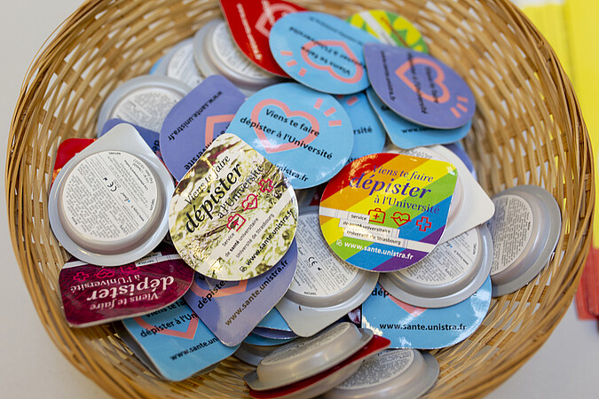 i le préservatif est le dispositif de contraception masculine sans doute le plus connu, il est loin d'être le seul ! (ici en libre accès au Service de santé universitaire (SSE) de l'Université de Strasbourg). © Catherine Schröder / Unistra
