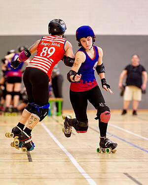 Anouk, alias « Gluten Freak », en pleine action pendant une étape de championnat face à l’équipe de Rennes. © Allan Hise