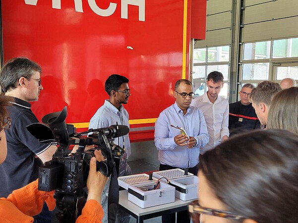 Tedjani Mesbahi (au centre) lors d'une conférence de presse organisée fin juin par le SIS 67 autour de la thématique des risques d’incendie liés aux batteries lithium. ©Insa Strasbourg