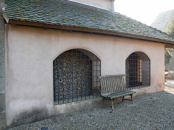 L'ossuaire d'Epfig (Bas-Rhin) conserve de nos jours des os (crânes, tibias, fémurs) bien ordonnés. © Jean-Jacques Schwien