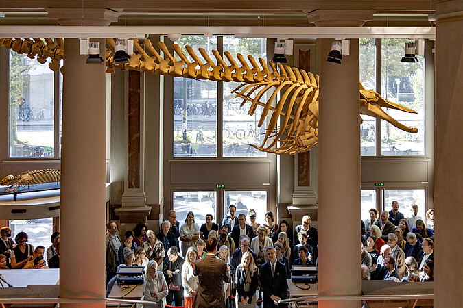 L'inauguraiton dans le hall de la biodiversité. © Schroder/unistra
