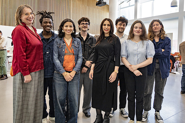 Les six 1ers prix du concours de littérature Louise-Weiss, en compagnie de la présidente de l'Université de Strasbourg, Frédérique Berrod, et du parrain Jean d'Amérique (à gauche). © Catherine Schröder / Unistra
