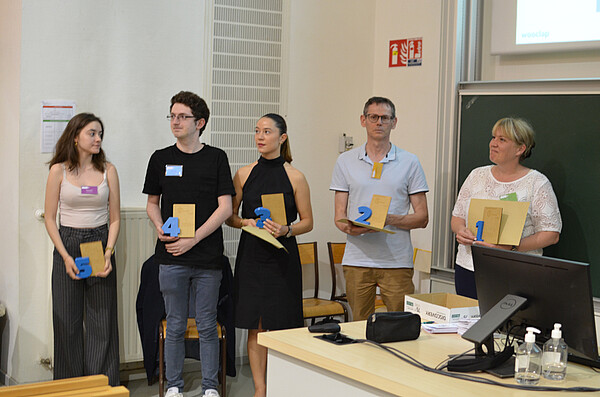 Remise de leurs prix aux gagnants (ou responsable de département ou d'alternance, en cas d'absence). © DR