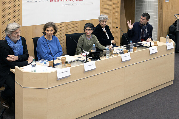 Une table ronde publique intitulée « Science résiliente. S’engager face aux menaces qui pèsent sur les libertés académiques » était organisée à l’Université de Strasbourg (Unistra), vendredi 11 octobre, en présence de Jérôme Heurtaux (professeur PSL-Université Paris Dauphine), Emilia Koustova (professeure à l’Unistra), Fariba Adelkhah (directrice de recherche Sciences po Paris), Pascale Laborier (professeure Paris-Nanterre) et Mathieu Schneider (vice-président Culture, Science-société, Actions solidaires, Unistra). © Catherine Schröder / Unistra