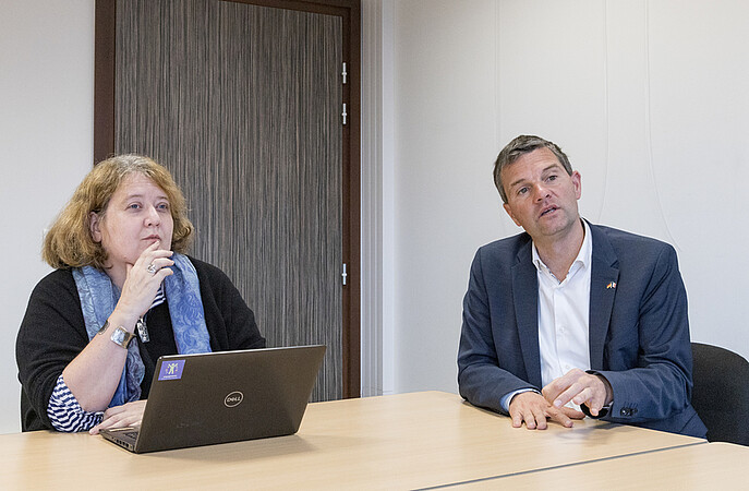 Marie Déroche, responsable de la mission Solidarité, et Mathieu Schneider, vice-président Culture, sciences-société et actions solidaires. © Catherine Schröder / Unistra