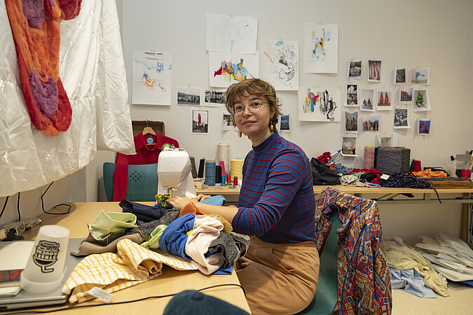 L'artiste plasticienne et textile Camille Nozay est en résidence à l'université du 3 au 14 octobre. Elle a installé son atelier éphémère au Patio. Crédit : Catherine Schröder / Unistra