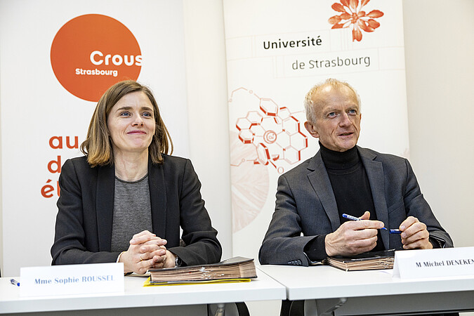 Sophie Roussel, directrice générale du Crous de Strasbourg et Michel Deneken, président de l'Université de Strasbourg lors de la signature. Crédit : Schroder/Unistra. 