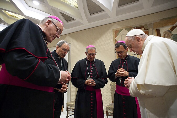 Le pape François et les évêques français observent une minute de silence au Vatican le 6 octobre 2021 après la parution du rapport du Ciase sur les abus sexuels du clergé. ©Vatican Media / Reuters