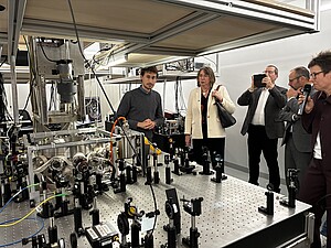 Visite du laboratoire de métrologie avec Cyrille Solaro, professeur junior en sciences quantiques expérimentales à l’Université de Strasbourg. ©JR
