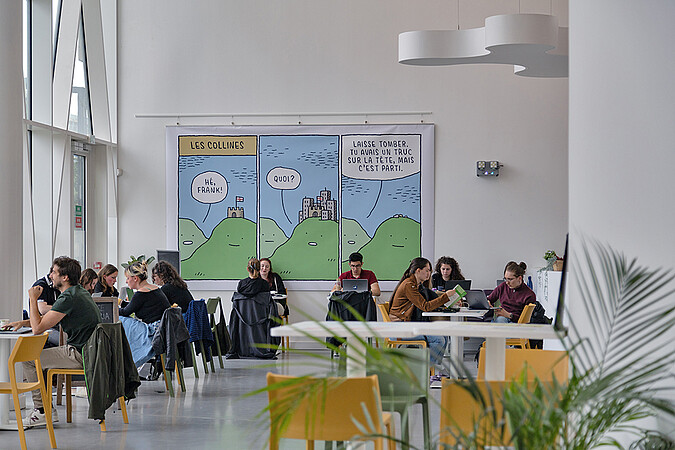 Les installations de Tom Gauld, qui nous livre une image décalée et pleine d’humour du métier de bibliothécaire, se déploient principalement au Studium, à travers un parcours scénographique participatif et ludique. © Catherine Schröder / Unistra