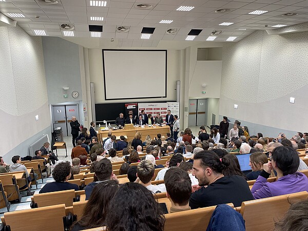 Cinq candidats aux élections municipales et des étudiants dans un amphithéâtre de l'Institut Le Bel