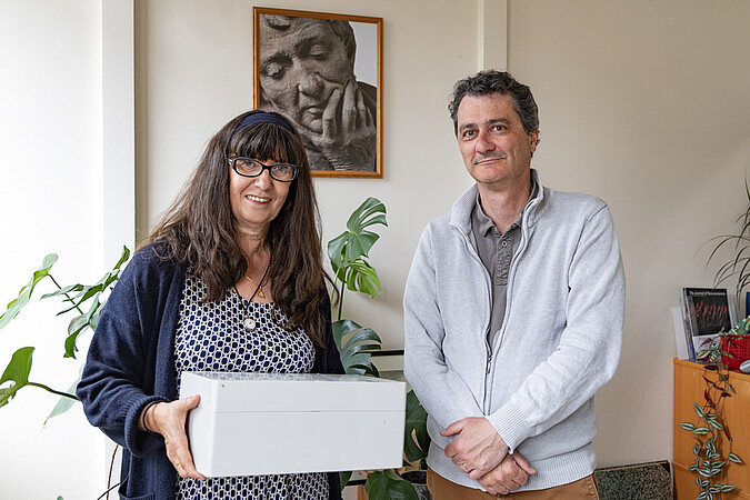 Catherine Allamel-Raffin, professeure en épistémologie et histoire des sciences et des techniques et Philippe Isope, directeur de recherche CNRS avec la boîte mystère. © Schroder/Unistra