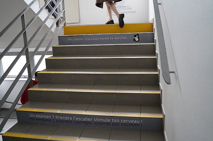 Des escaliers « customisés » dans le cadre d'un projet étudiant : un nudge qu'on peut expérimenter au Portique ! © Catherine Schröder / Unistra