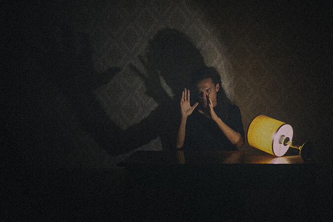 Geoffrey Rouge-Carrassat clôt sa résidence de trois saisons avec une ultime proposition, le spectacle « Je n’ai pas peur des corbeaux » (photo extraite d'un spectacle précédent, « Là personne »). ©Andreas Eggler 
