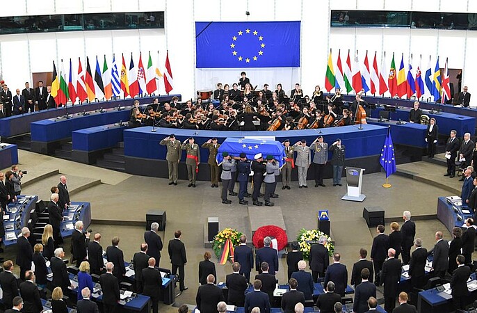 Point d’orgue de son engagement européen, l’OUS se voit confier la partie musicale de la cérémonie d’hommage à Helmut Kohl au Parlement européen, le 1er juillet 2017. Crédit : DR 