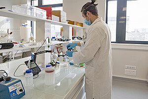 Dans un des laboratoires de l'équipe Bise  (Biogéochimie expérimentale et isotopique). Ses 35 chercheurs travaillent sur les transports  de polluants. (Photos : C.Schröder/Unistra).
