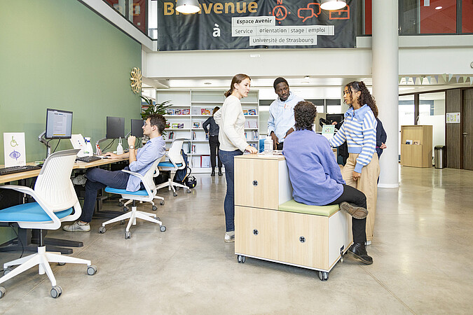 Situé au Nouveau Patio, Espace avenir accompagne les étudiantes et les étudiants dans leurs choix d’études, leurs recherches de stage et d’emploi. © Catherine Schröder / Unistra