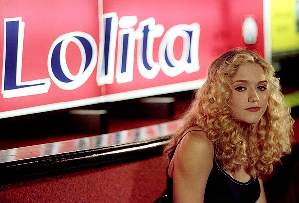 L'actrice américaine Dominique Swain dans un cinéma de Rome pour présenter le film « Lolita » d'Adrian Lyne, le 25 septembre 1997. © Paolo Cocco/Reuters