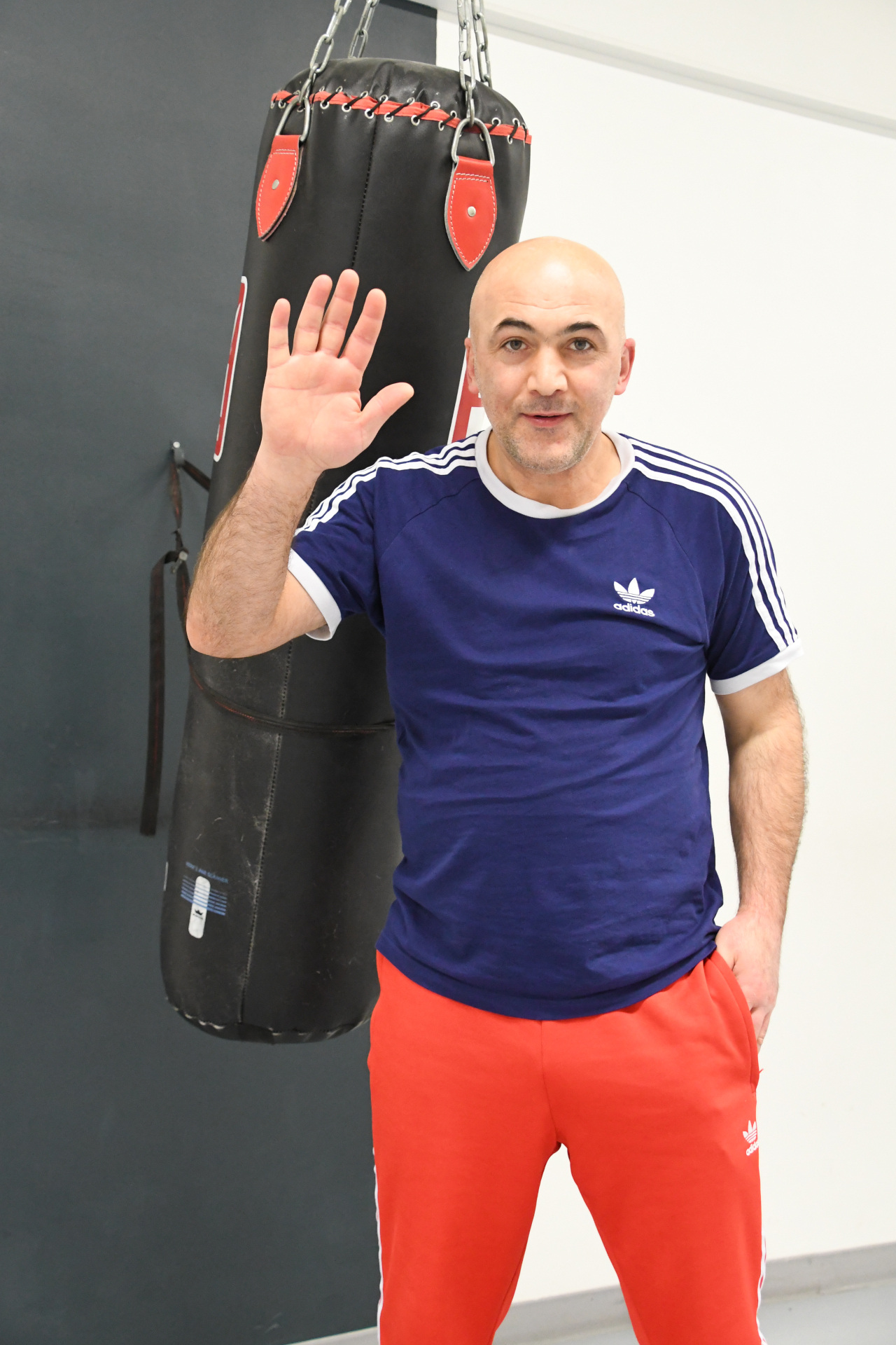 Ancien boxeur professionnel, Artem « Artak » Airapov met son expérience au profit des boxeurs et boxeuses.